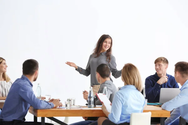 Grupo de personas con formador empresarial en el seminario — Foto de Stock