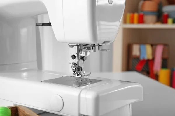 Сучасна швейна машина на столі, крупним планом — стокове фото