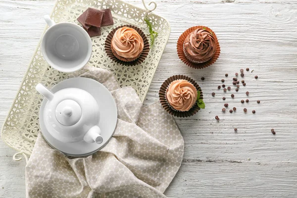 Komposition mit leckeren Schokoladen-Cupcakes — Stockfoto