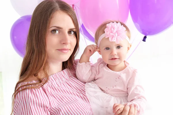 Junge Mutter und süßes Baby feiern Geburtstag zu Hause — Stockfoto