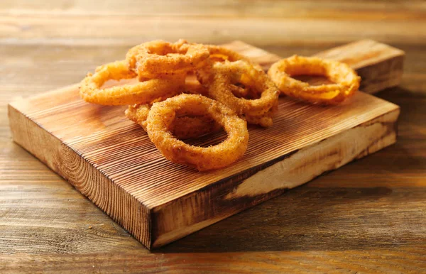 Placa com anéis de cebola assados fritos — Fotografia de Stock