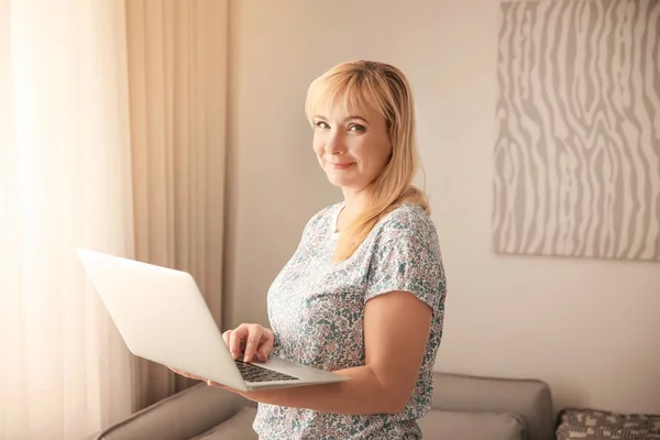 Modent kvinne med bærbar datamaskin – stockfoto