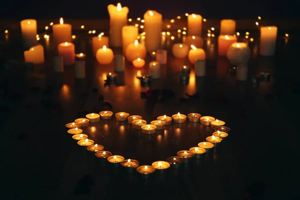 Herz aus brennenden Kerzen — Stockfoto