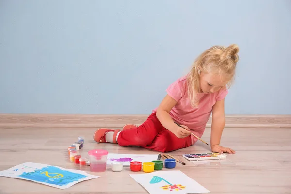 Menina Bonito Pintura Imagem Folha Papel Dentro Casa — Fotografia de Stock