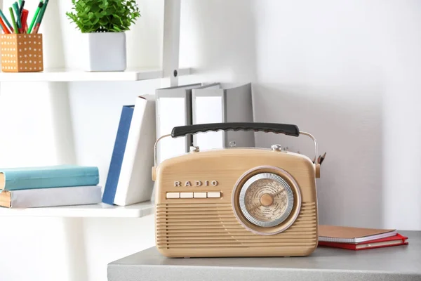 Radio retro na stole — Zdjęcie stockowe