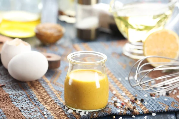 Burk med smakrik sås för sallad — Stockfoto