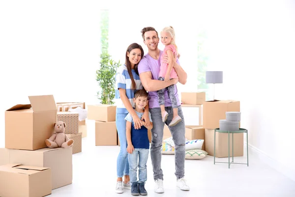 Gelukkige familie in hun nieuwe huis — Stockfoto