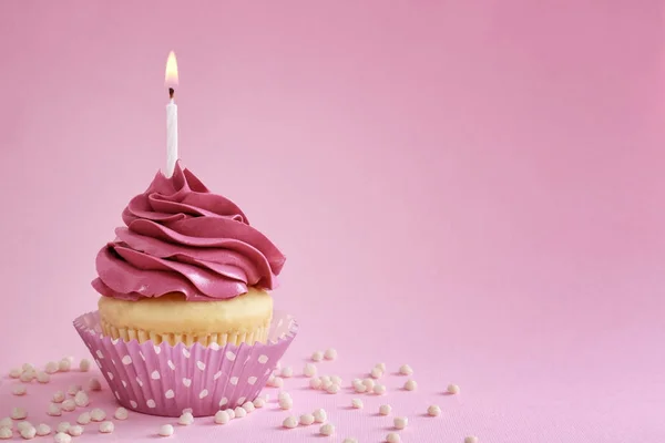 Smakelijke cupcake met kaars — Stockfoto