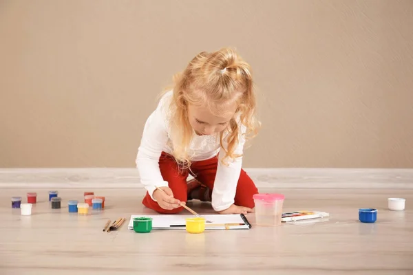 Niedliche Mädchen Malen Bild Auf Blatt Papier Drinnen — Stockfoto