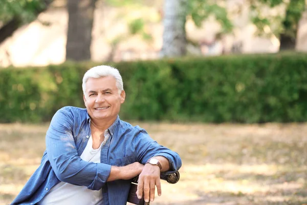 Knappe volwassen man in het park — Stockfoto