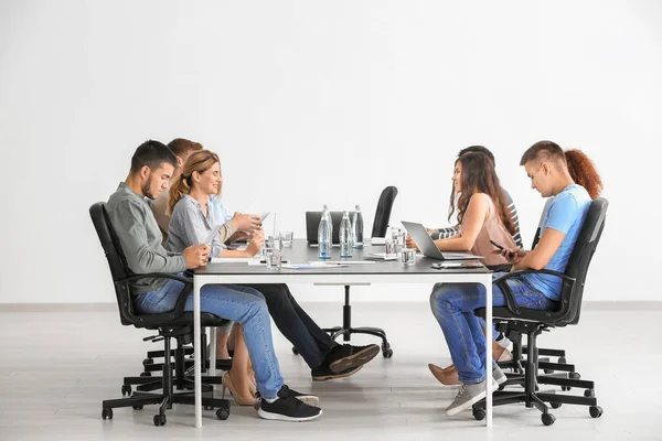 Groupe de personnes à table attendant un formateur d'entreprise — Photo