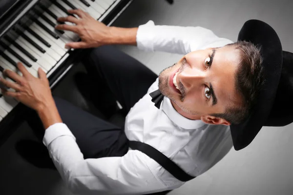 Człowiek grający na fortepianie — Zdjęcie stockowe