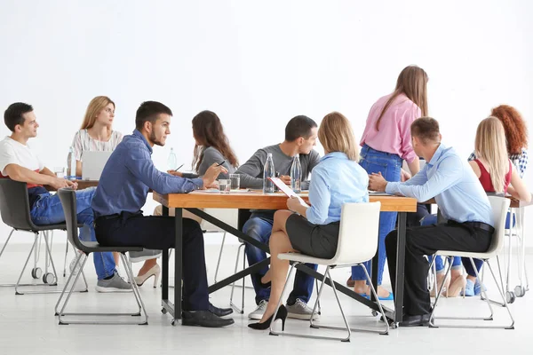 Grupp människor med business tränare på seminarium — Stockfoto