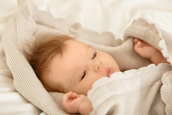 Aranyos kis baba fekszik az ágyon — Stock Fotó