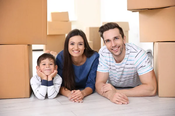 Famille couchée sur le sol dans leur nouvelle maison — Photo