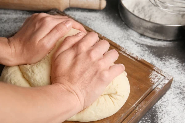 Femme chef pétrissant la pâte — Photo