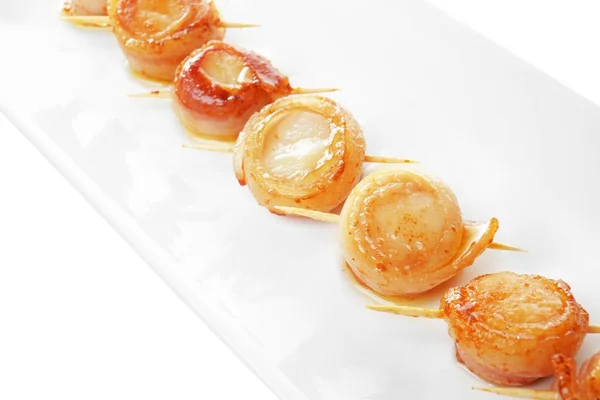 Plate with bacon wrapped scallops — Stock Photo, Image