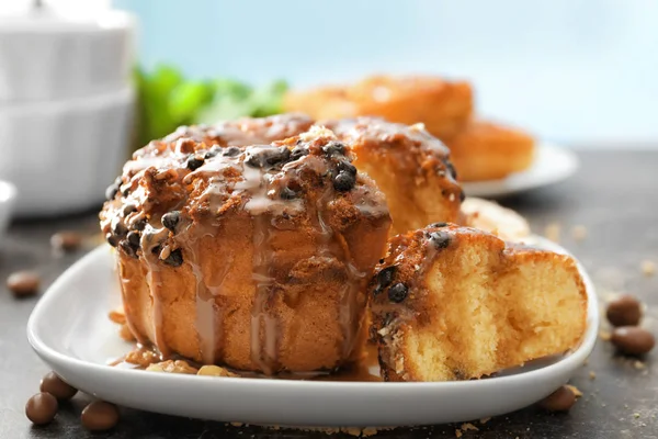 Chutné muffin s karamelovou polevou na desce, closeup — Stock fotografie