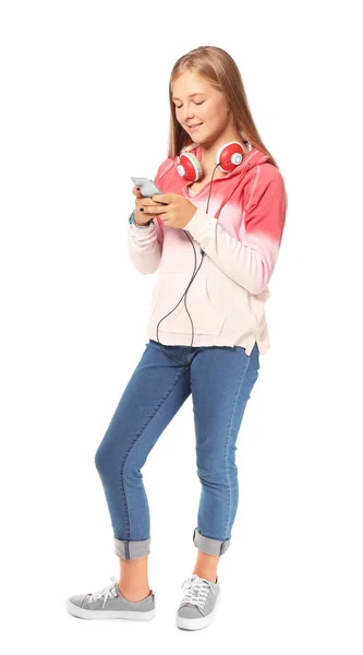 Menina adolescente bonito com telefone celular e fones de ouvido no fundo branco — Fotografia de Stock