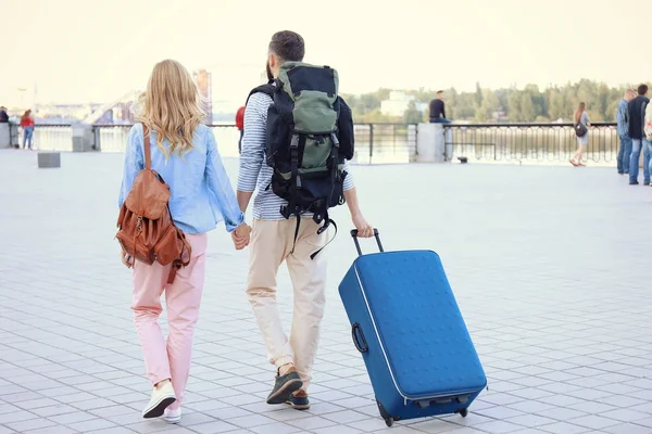 Ein paar junge Touristen im Freien — Stockfoto