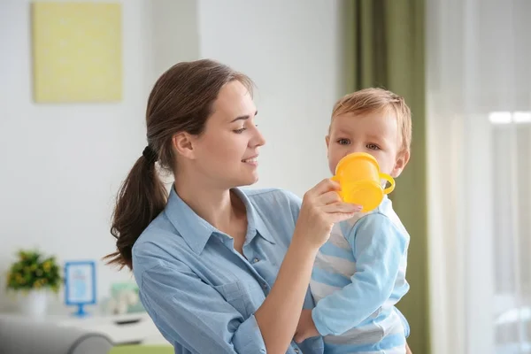 Wanita memberi makan bayinya di rumah — Stok Foto