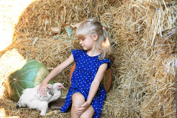 Little girl with chicken — Stock Photo, Image