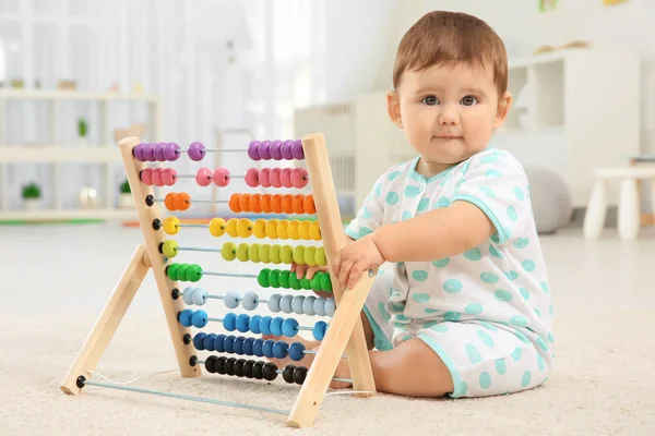 Schattige babyjongen spelen thuis — Stockfoto