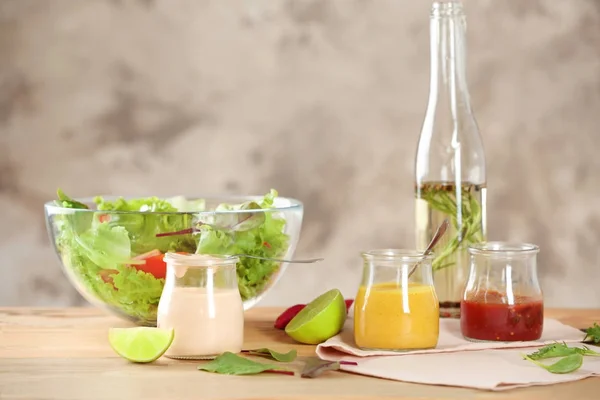 Potten met lekkere sauzen voor salades — Stockfoto