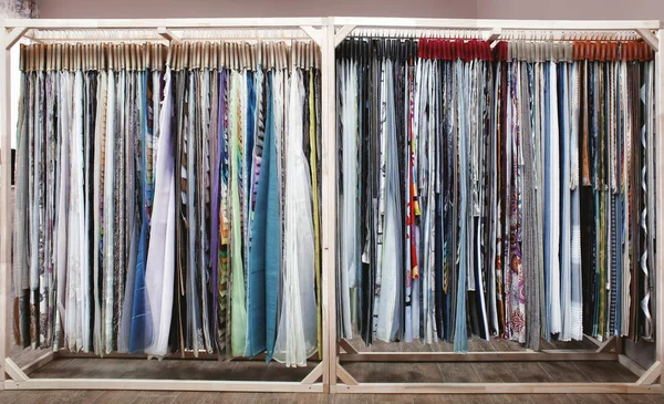 Асортимент зразків тканини для штор в магазині — стокове фото