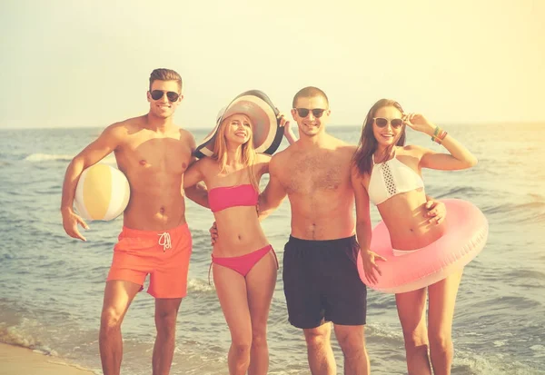 Gruppo di giovani attraenti sulla spiaggia — Foto Stock