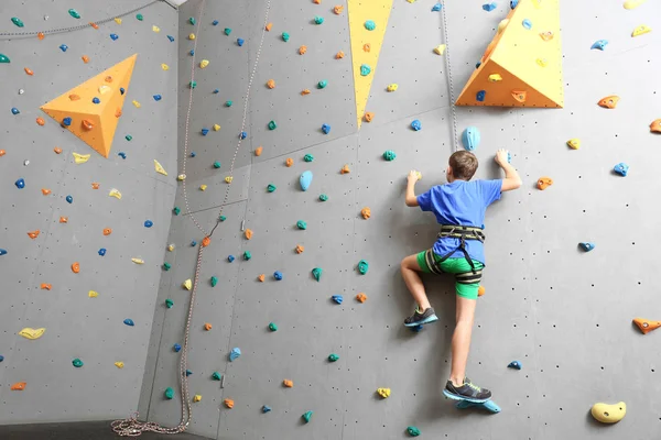 Jovem rapaz parede de escalada — Fotografia de Stock