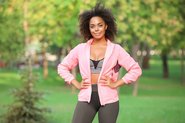 Mujer deportiva en el parque — Foto de Stock