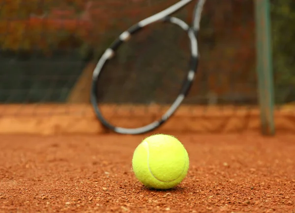 Balle de tennis et raquette floue — Photo