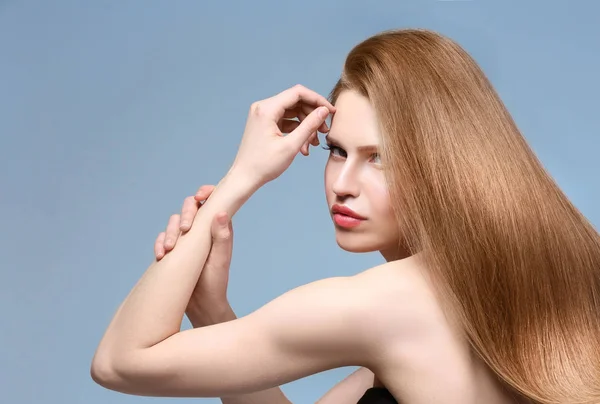 Mujer joven con el pelo largo — Foto de Stock