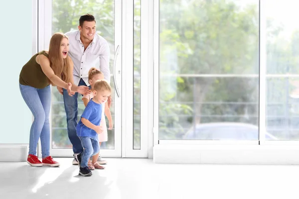 Familia feliz en su nueva casa —  Fotos de Stock