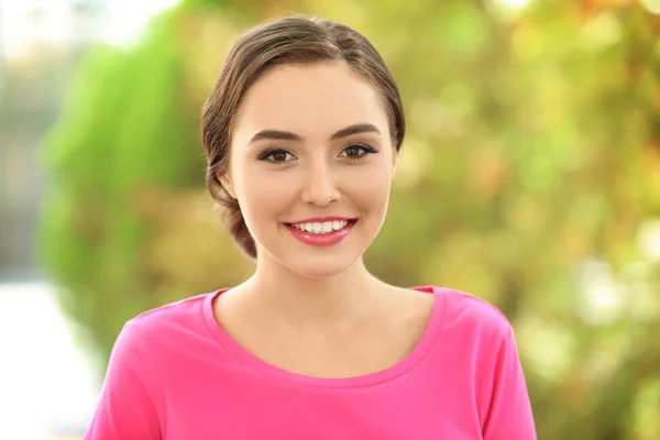 Hermosa mujer joven al aire libre — Foto de Stock