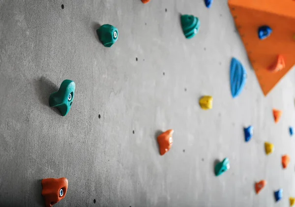Grå vägg med klättring innehar — Stockfoto