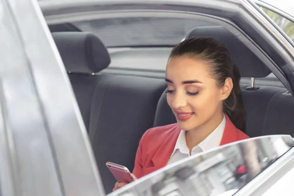 Arka koltukta bir taksi araba üzerinde genç iş kadını — Stok fotoğraf