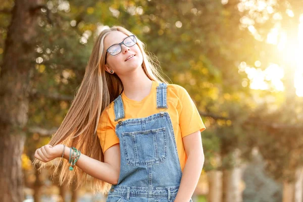 Adolescente menina ao ar livre — Fotografia de Stock