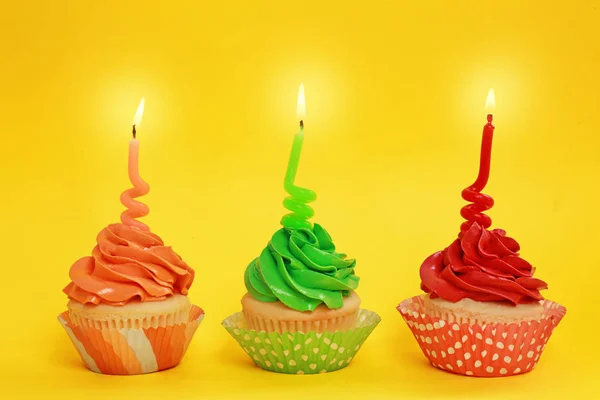 Leckere Cupcakes mit Kerzen — Stockfoto