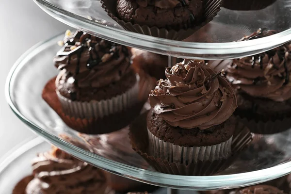 Десертна підставка зі смачними шоколадними кексами — стокове фото