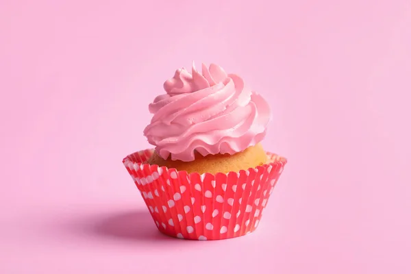 Вкусный кекс на розовом фоне — стоковое фото