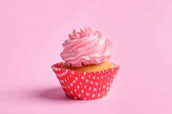 Herkullinen cupcake vaaleanpunaisella taustalla — kuvapankkivalokuva