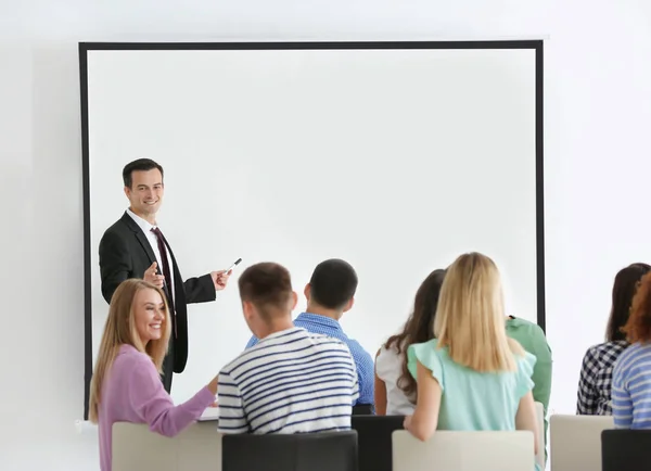 Groep mensen met business trainer bij seminar — Stockfoto