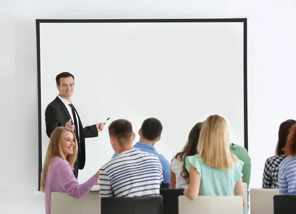 Gruppo di persone con formatore aziendale al seminario — Foto Stock