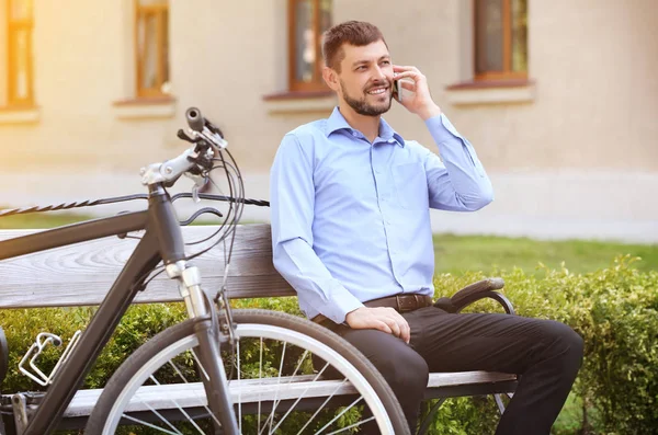 Stilig affärsman med cykel — Stockfoto