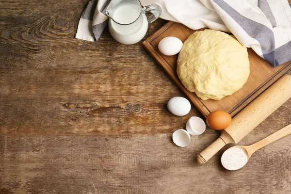 Ruwe deeg met ingrediënten — Stockfoto