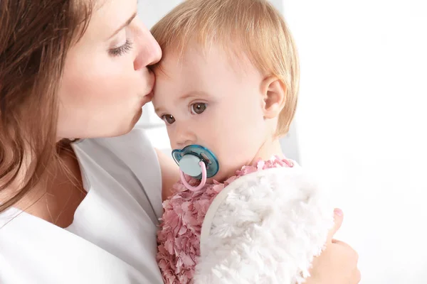 Fiatal anya gazdaság aranyos baba otthon — Stock Fotó