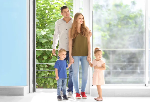 Família feliz entrando em nova casa — Fotografia de Stock