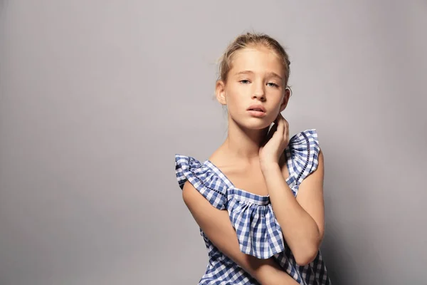 Mała dziewczynka modne na szarym tle — Zdjęcie stockowe